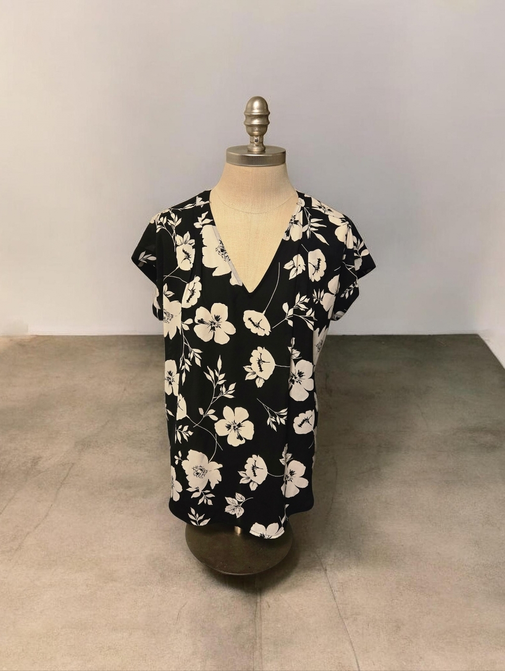 Simply Vera VeraWang Black & White Floral V-Neck Relaxed Fit  Women's Top Medium